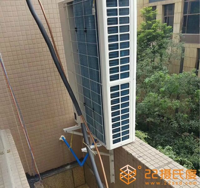 青羊区天祥广场格力一拖五中央空调室外机安装