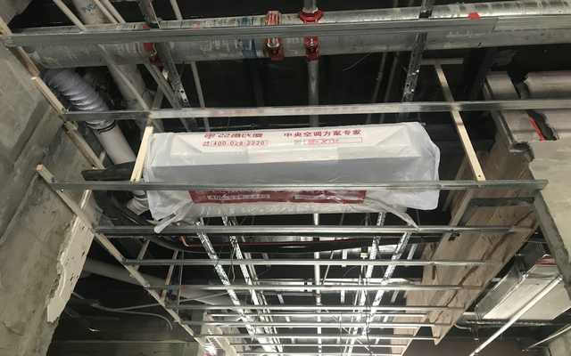 蓝光COCO金沙二期君扬茶餐厅16台格力一拖一风管机安装